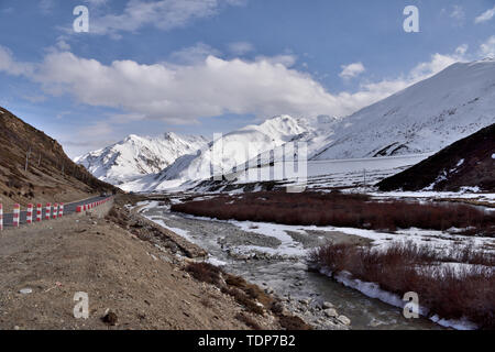 Plateau paysage le long de la Route Nationale 318 de l'autoroute Sichuan-Tibet en avril 2019. Banque D'Images