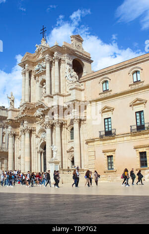 Syracuse, Sicile, Italie - 10 Avril 2019 : les touristes en face de la magnifique cathédrale de Syracuse sur la Piazza Duomo Square de l'île d'Ortygie. Pièce d'architecture baroque. Destination touristique populaire. Banque D'Images