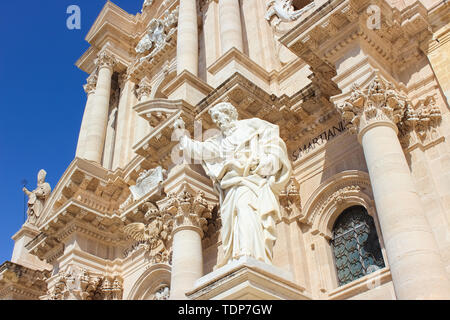 Détail de la façade de la cathédrale de Syracuse impressionnant sur la Piazza Duomo Square à Syracuse, Sicile, Italie. Des statues avec des motifs religieux. Sculptures. L'architecture baroque. L'île de Ortigia. Banque D'Images