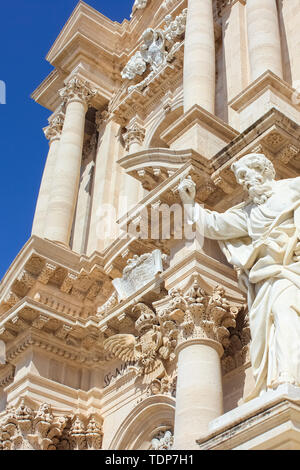 Vue rapprochée de la façade avant de l'étonnante cathédrale de Syracuse sur la Piazza Duomo Square de l'île d'Ortygie, Sicile, Italie. Des sculptures aux motifs religieux. L'architecture baroque. Destination touristique populaire. Banque D'Images