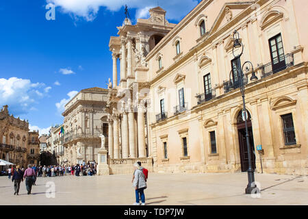 Syracuse, Sicile, Italie - 10 Avril 2019 : les touristes sur la Piazza Duomo Square de l'île d'Ortygie. La dominante du centre historique baroque est la Cathédrale de Syracuse. Sites touristiques. Lieu touristique populaire. Banque D'Images