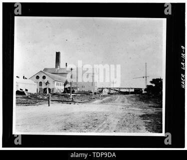 Photocopie de c. 1906 photographie à se montrant c. original 1845 L'usine de brique (ronde de pignon windows) et les ajouts ultérieurs avec locomotive à vapeur sous factice en face du bâtiment. - Laurel Valley plantation de canne, Moulin à Sucre, 2 miles au sud de Thibodaux sur la State Route 308, Thibodaux, Lafourche parois, LA ; Barker-Lepine ; Behan et Zuberbier ; Barker, Frank ; Bush, Louis, de l'alésage, Etienne ; Edwards, Daniel ; Edwards, le Jas D ; Edwards, James D ; Lepine, J Wilson ; Mendez, Antonio ; Rillieux, Norbert ; Tucker, Joseph ; Tucker, Joseph Pennington ; Wormald, Burch, Lowe, Jet ; Rumm, John C ; Jandoli, Liz, transmettre Banque D'Images