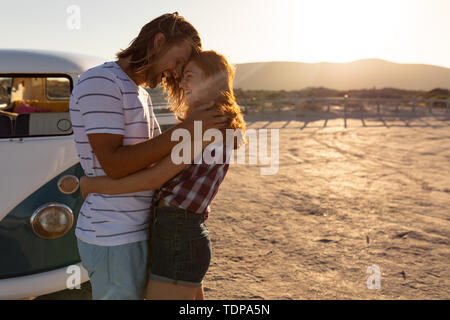 Heureux couple près de camping-van at beach Banque D'Images