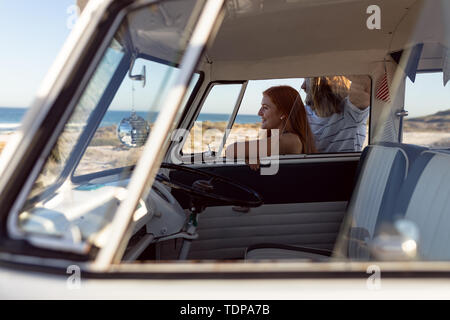 Couple à la route près de camping-van at beach Banque D'Images