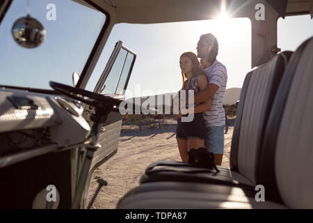 Couple près de camping-van at beach Banque D'Images