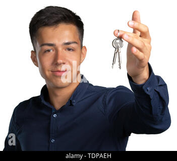 Jeune homme tenant les clés de la maison Banque D'Images
