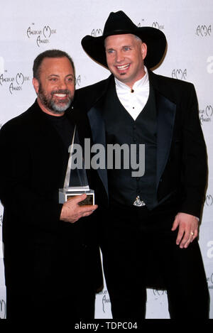 Jan 11, 1999 ; Los Angeles, CA, USA ; la chanteuse de country GARTH BROOKS avec Billy Joel à l'American Music Awards.. (Crédit Image : Chris Delmas/Zuma sur le fil) Banque D'Images