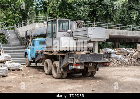 Ancien équipement de construction sur la construction du bâtiment. Banque D'Images