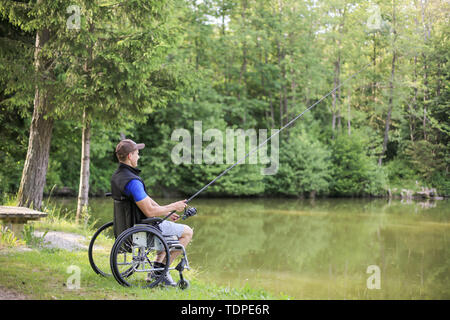 La pêche comme un sport de compétition accessible aux personnes handicapées et aussi profiter de la nature pour la santé. Banque D'Images