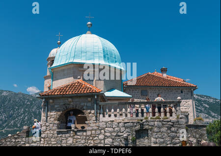 Perast, le Monténégro - 10 juin. 2019 : église Notre Dame des roches sur l'île de GOSPA OD Skrpjela. Banque D'Images