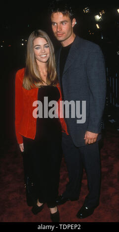 Mar 17, 1999 - Los Angeles, Californie, USA - Denise Richards à l'Escouade 'Mod' première du film (image Crédit : Chris Delmas/Zuma sur le fil) Banque D'Images