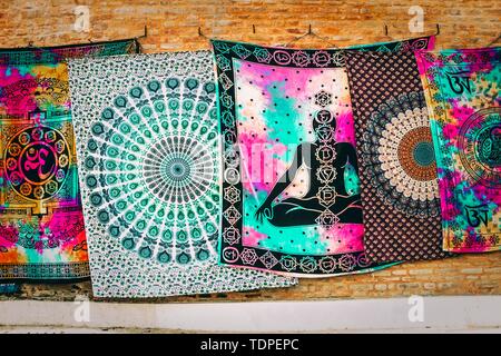 Quelques tapisseries bouddhistes colorées suspendues sur un mur pour vente Banque D'Images