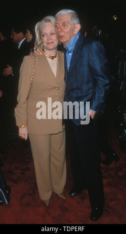 Mar 17, 1999 - Los Angeles, Californie, USA - Aaron Spelling et épouse la sucrerie à l'Escouade 'Mod' première du film (image Crédit : Chris Delmas/Zuma sur le fil) Banque D'Images