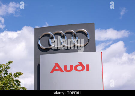 Le logo d'Audi AG. Constructeur automobile allemand. Audi est un membre du groupe Volkswagen et a ses racines à Ingolstadt, en Bavière, Germ Banque D'Images