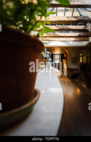 British pub vide à la recherche vers le bas à la pompe, de tables et de chaises. Banque D'Images