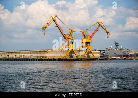 Norfolk, VA, USA -- le 6 juin 2019. Paire de grues de chantier jaune contre un ciel bleu à Port Washington, dans le Norfolk. Banque D'Images