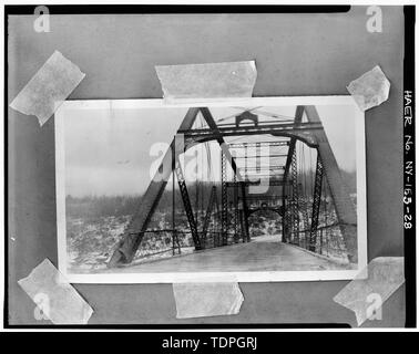 . Voir, en regardant vers le sud, par l'INTERMÉDIAIRE DE NORTH PORTAL, montrant le pont de bois d'origine., GARDE-CORPS ET L'EMPLACEMENT DES PLAQUES DE PONT. Photographe inconnu, date inconnue. (Copie en possession de l'État de Washington County Highway ministère.) - Hegeman-Hill Street Bridge, enjambant Batten Kill, 65 km à l'ouest de Greenwich, Easton, comté de Washington, NEW YORK Banque D'Images