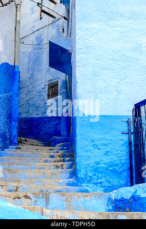 Chefchaouen, ville aux maisons peintes en bleu. Une ville à l'étroit, de belles rues, bleu. Chefchaouen, Maroc, Afrique Banque D'Images