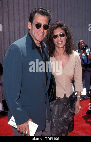 16 mai, 1999 ; Los Angeles, CA, USA ; l'acteur Paul Michael Glaser & femme TRACY @ la guerre des étoiles, la charité Premiere.. (Crédit Image : Chris Delmas/Zuma sur le fil) Banque D'Images