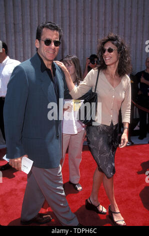 16 mai, 1999 ; Los Angeles, CA, USA ; l'acteur Paul Michael Glaser & femme TRACY @ la guerre des étoiles, la charité Premiere.. (Crédit Image : Chris Delmas/Zuma sur le fil) Banque D'Images