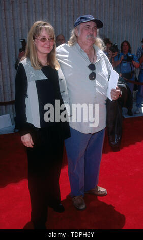 16 mai, 1999 ; Los Angeles, CA, USA ; Country star DAVID CROSBY (de Crosby, Stills & Nash) accompagné de femme au 'Star Wars' charity premiere.. (Crédit Image : Chris Delmas/Zuma sur le fil) Banque D'Images