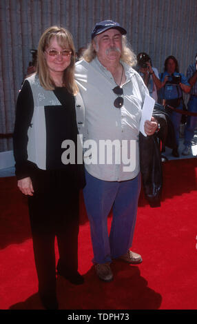 16 mai, 1999 ; Los Angeles, CA, USA ; Country star DAVID CROSBY (de Crosby, Stills & Nash) accompagné de femme au 'Star Wars' charity premiere.. (Crédit Image : Chris Delmas/Zuma sur le fil) Banque D'Images