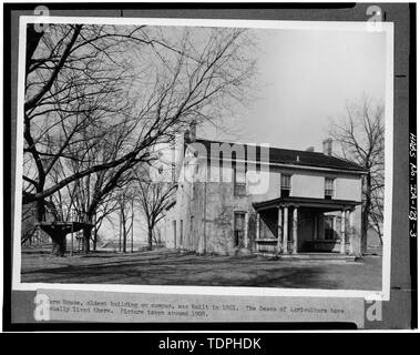 (De l'Iowa State University Library, Special Collections) Photographe inconnu ca. 1908 FAÇADE SUD ET OUEST - Iowa State University, Farm House, Knoll Road aux environs, Ames, IA, Story County Banque D'Images