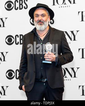 New York, NY - 09 juin 2019 : Jez Butterworth gagnant du prix de la meilleure pièce pour "The Ferryman" pose à la 73e Assemblée Annuelle des Tony Awards au Radio City Banque D'Images