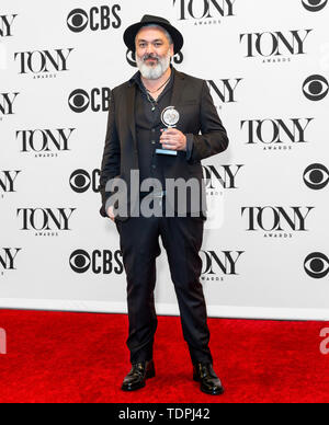 New York, NY - 09 juin 2019 : Jez Butterworth gagnant du prix de la meilleure pièce pour "The Ferryman" pose à la 73e Assemblée Annuelle des Tony Awards au Radio City Banque D'Images