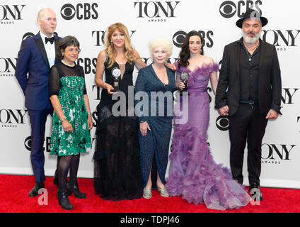 New York, NY - 09 juin 2019 : Meilleur jeu de 'The Ferryman' Cast pose dans la salle de presse au 73e Congrès annuel des Tony Awards Banque D'Images