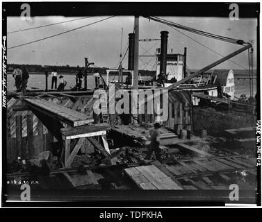 Négatif original en la possession de John R. Morison, Peterborough, New Hampshire. Photographe inconnu 19 août 1886, 5-30 h CONSTRUCTION DE PIER IV, BATEAU À VAPEUR AVEC JOHN BERTRAM EN ARRIÈRE-PLAN - Rulo, pont enjambant la rivière Missouri, Rulo, Richardson Comté, NW Banque D'Images