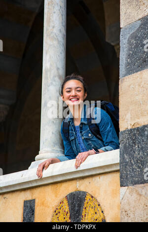 Une jeune femme se tient sur un balcon touristiques en regardant la caméra, Amalfi, Italie Banque D'Images