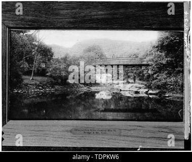 Photocopie de carte postale (Original en possession de Douglas Ross, Woodstock, VT) 1906. À la NORTHWEST - Elm Street Bridge, enjambant la rivière Ottauquechee, Woodstock, comté de Windsor, VT ; Pont National et de fer ; de l'entreprise et de Woodstock Royalton Turnpike Company ; Raymond, William ; Raymond, Barna ; Marsh, Charles P ; Parker, Charles H ; Parker, un W ; Blodgett, William A ; Curry, Cadwallader ; Clement, Dan, émetteur ; Christianson, Justine, émetteur Banque D'Images