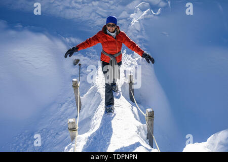 Femme en raquettes sur les sentiers de raquettes de montagne chien dans la région de North Vancouver ; Vancouver, Colombie-Britannique, Canada Banque D'Images