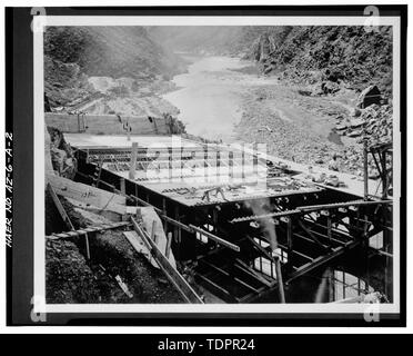 Photocopie de photographie (Source- Salt River Project Archives, collection Lubken, -R-228) toit de l'usine d'alimentation en cours de construction. 16 novembre 1907. - Theodore Roosevelt Dam, Centrale électrique, Rivière Salée, Tortilla Flat, comté de Maricopa, AZ Banque D'Images