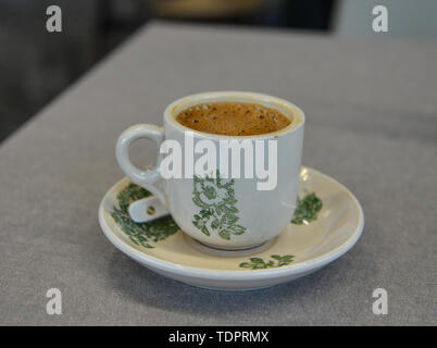 Thé au lait dans une tasse ou populairement connu comme Teh Tarik en langue malaise. Banque D'Images