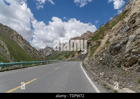 Le Xinjiang d'été l'autoroute voiture contexte Gobi Banque D'Images