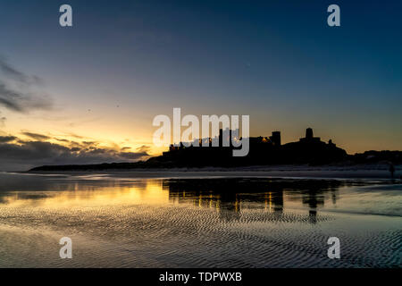 La silhouette du château de Bamburgh, au crépuscule, Bamburgh Northumberland, Angleterre Banque D'Images