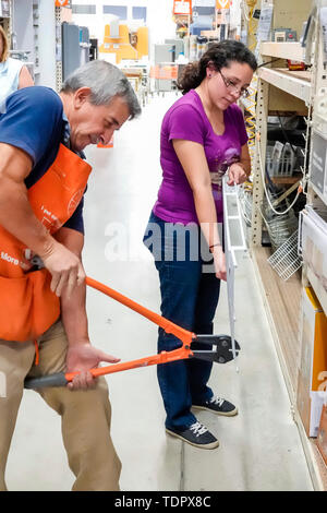 Miami Florida, le Home Depot Big-Box, matériel grand magasin de boîte, étagères de fil, hispanique latin Latino immigrants ethniques minorités, adultes ma Banque D'Images
