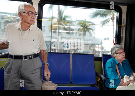 Miami Beach Florida,Washington Avenue,Miami-Dade Metrobus,à bord,place prioritaire pour handicapés,passagers riders,homme hommes,femme femmes,senior s Banque D'Images