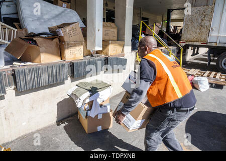 Miami Florida,dons de l'Armée du Salut,Black man men male,coffre de voiture,levage de boîtes de transport,réception de dons,travailleur,gilet réfléchissant,quai de chargement,FL1 Banque D'Images