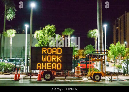 Miami Beach Florida,North Beach,message variable signez remorque VMS,Road Work Ahead signalisation routière,nuit,les visiteurs voyagent tour touristique t Banque D'Images