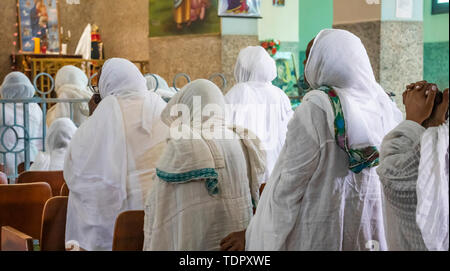 Les femmes érythréennes en hidjab blanc à l'Enda Mariam Cathédrale, Asmara, Érythrée, Région du Centre Banque D'Images