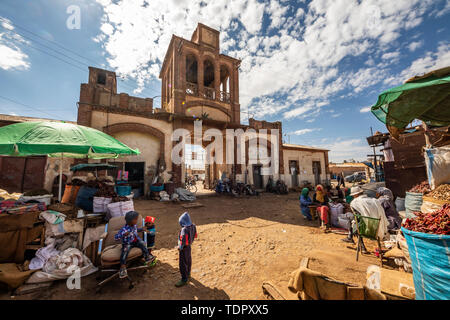 Porte du marché Medeber, construit vers 1912 ; Asmara, Érythrée, Région du Centre Banque D'Images