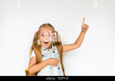 Retour à l'école et temps heureux. Cute child sur fond blanc. Kid avec sac à dos. Girl prête à l'étude. Immersive, place pour le texte Banque D'Images