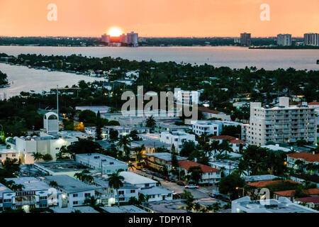 Miami Floride, Biscayne Bay coucher de soleil sur l'eau, Miami Beach, North Beach, quartier historique de North Shore, maisons en bord de mer, toits, coucher de soleil, les visiteurs voyagent tr Banque D'Images