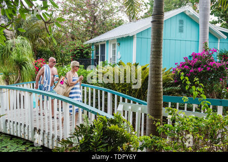 Captiva Island Florida,'Tween Waters Inn Island Resort & Spa, hôtels d'hôtel, motels de motel, jardin, bungalow cottage, pont en bois, adultes Banque D'Images