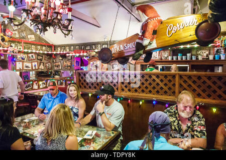 Captiva Island Florida, Bubble Room restaurant repas, intérieur décor hommes femmes tables couple famille Banque D'Images