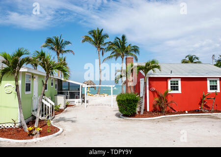 Sanibel Island Florida, Castaways Beach & Bay Cottages, Resort, hôtel, plage, cottage coloré au bord de l'eau, palmiers, vieille Floride, bungalow en bois, golfe de Banque D'Images