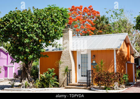 Captiva Island Florida,'Tween Waters Inn Island Resort & Spa, hôtel, jardin, bungalow cottage, cheminée en pierre, arbres, FL190507096 Banque D'Images